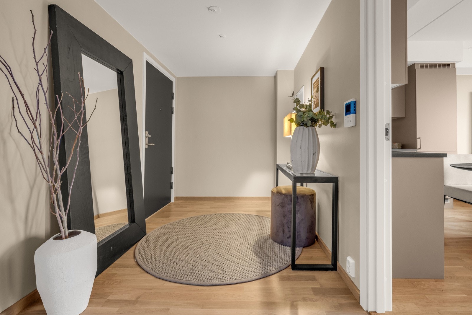 I entréen har du god plass til å henge fra deg yttertøyet, og man kan enkelt etablere garderobeskap. Her er det også plass til skoskap og knaggrekke om ønskelig. Galleribilde