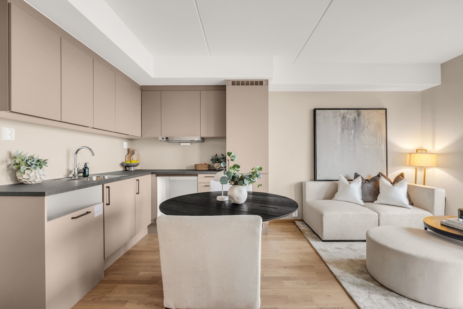 I en åpen løsning mot stuen finner du et stilrent, delikat HTH kjøkken. Galleribilde