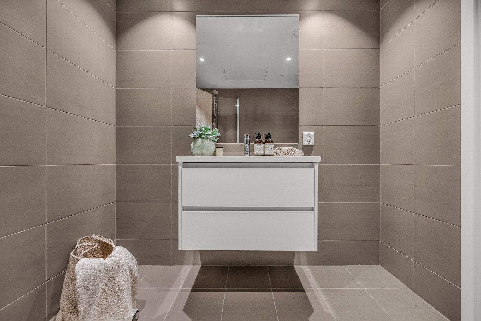 Opplegg for vaskemaskin og vannbåren varme i gulv. Avtrekk på bad via balansert ventilasjonsanlegg. Galleribilde