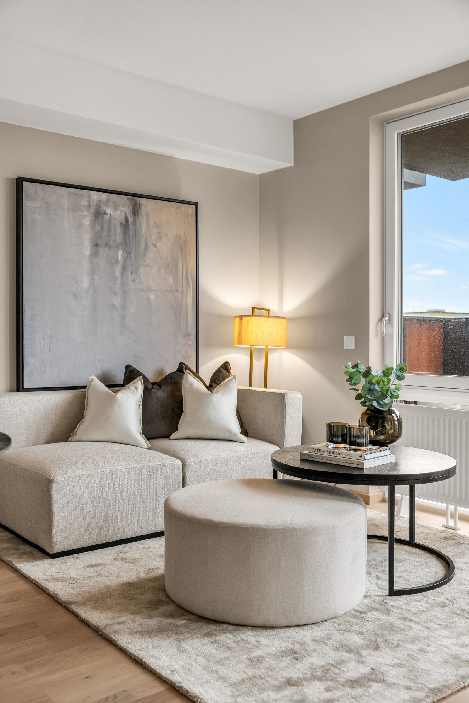 I stuen har du god plass til spisebord og sofagruppe. Galleribilde