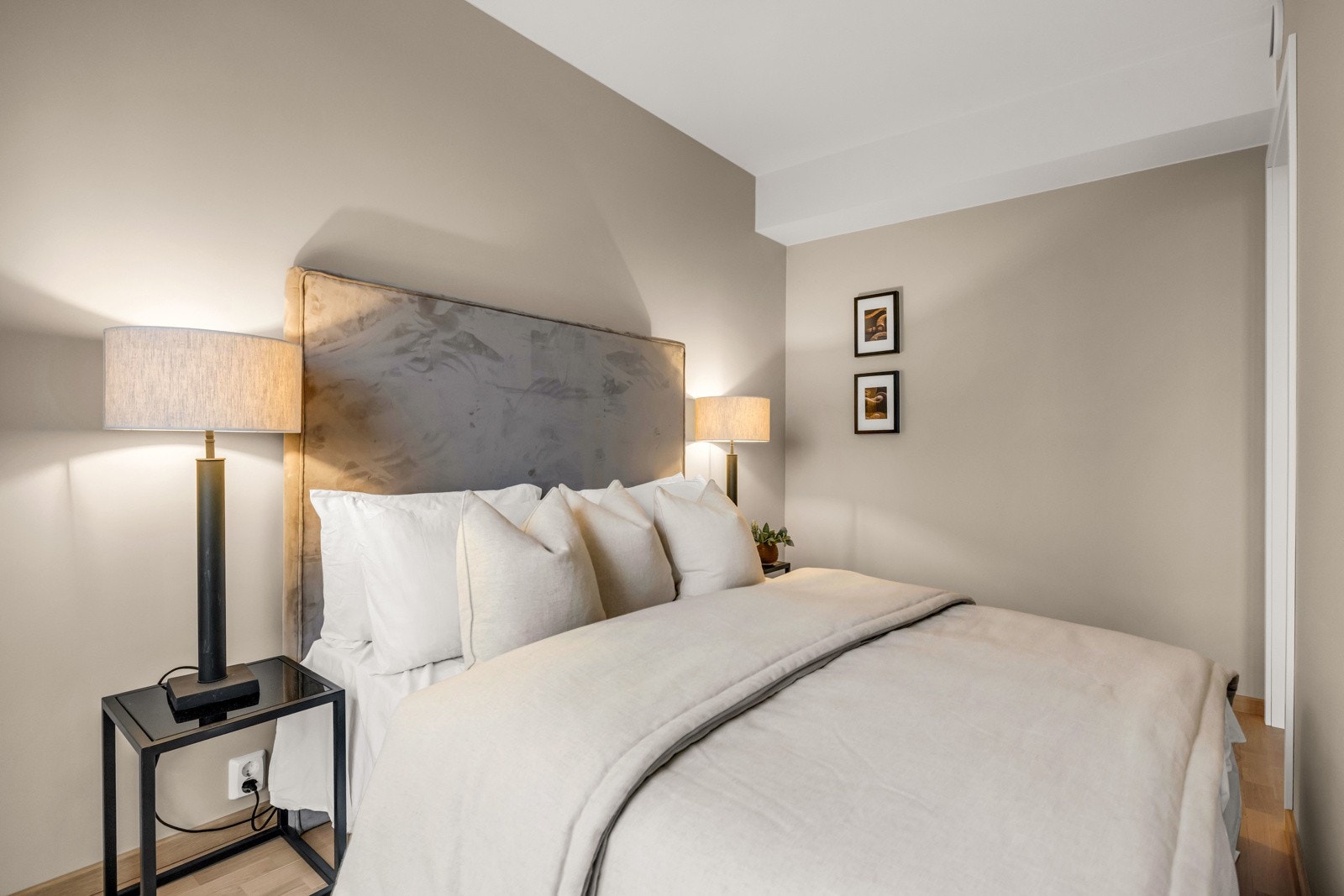 Her har du god plass til både dobbeltseng og garderobeløsning. Galleribilde