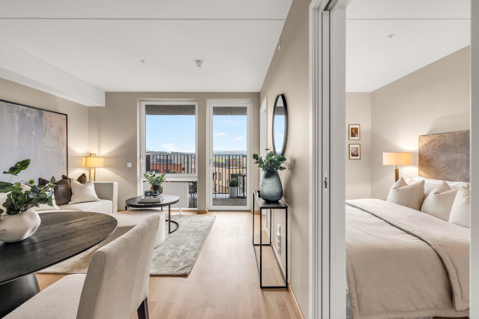 Vegger er slette og malt i lyse delikate fargetoner. Galleribilde