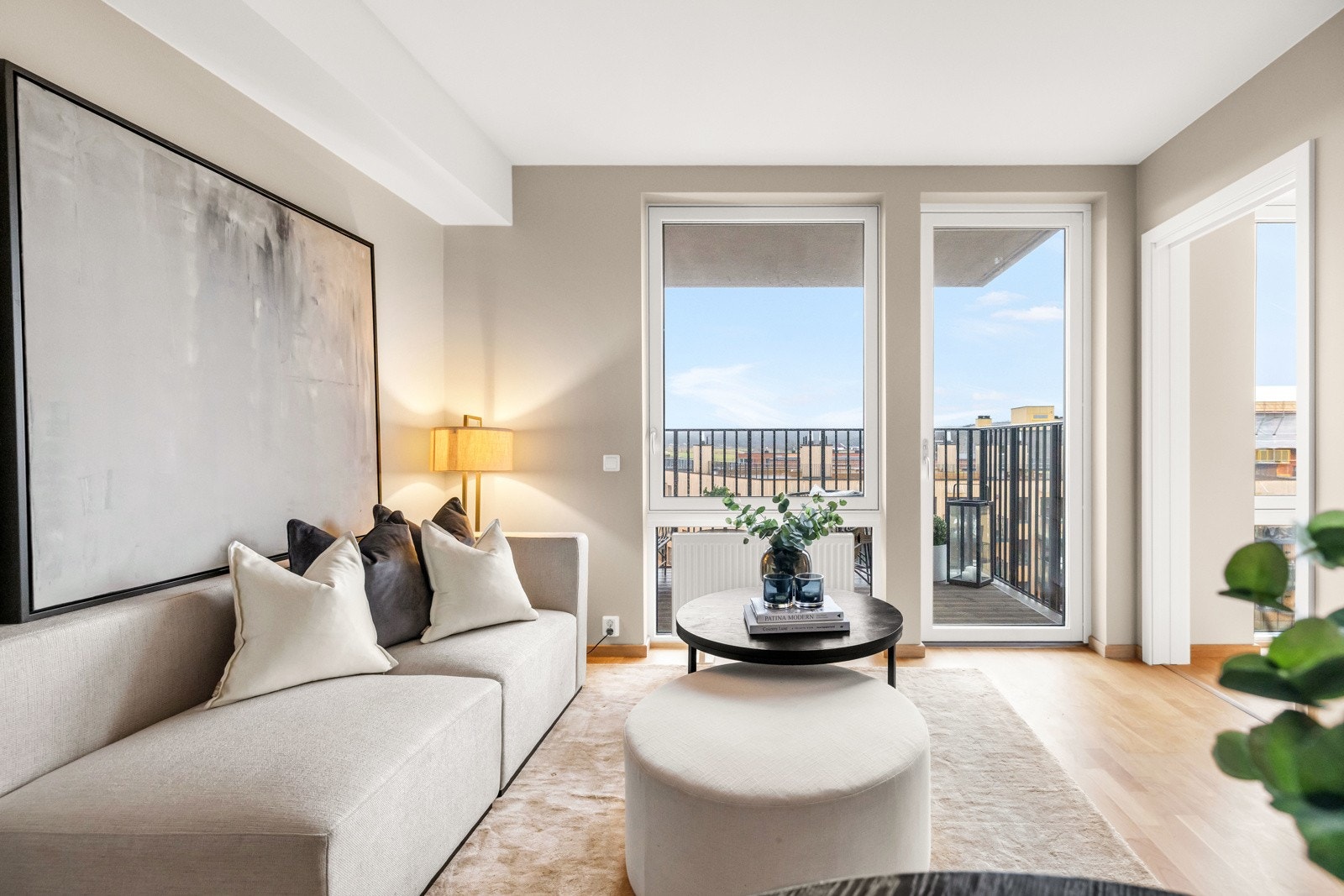 Stuen er et innbyende og lyst rom med lekker parkett på gulv. Galleribilde