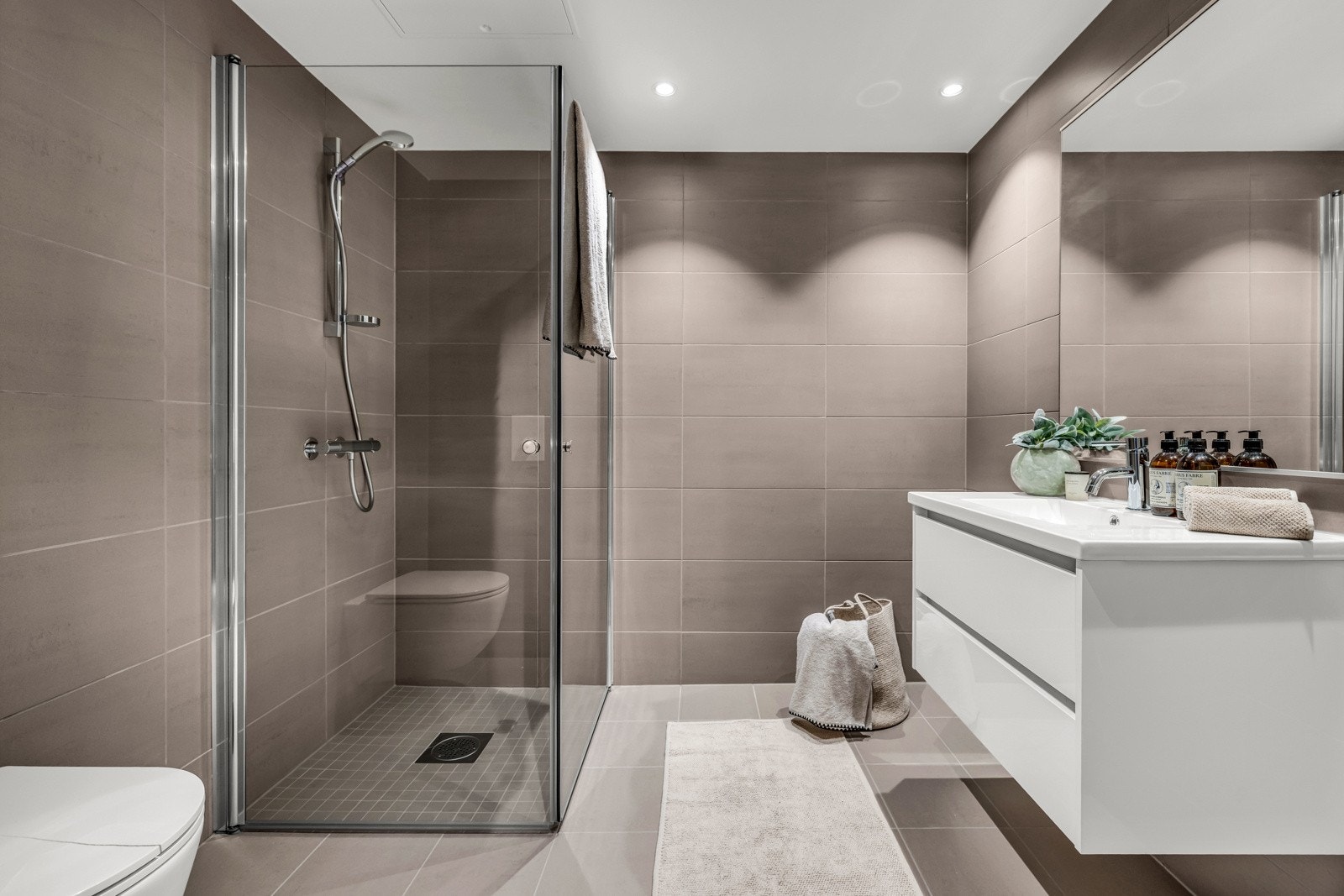 Boligen har et lekkert, flislagt bad fra byggeåret som er svært romslig. Galleribilde