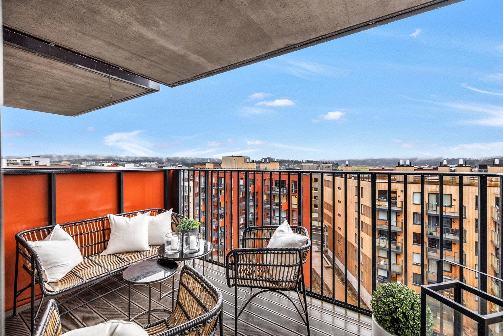 Balkongen har god plass til utemøbler og grill. Galleribilde