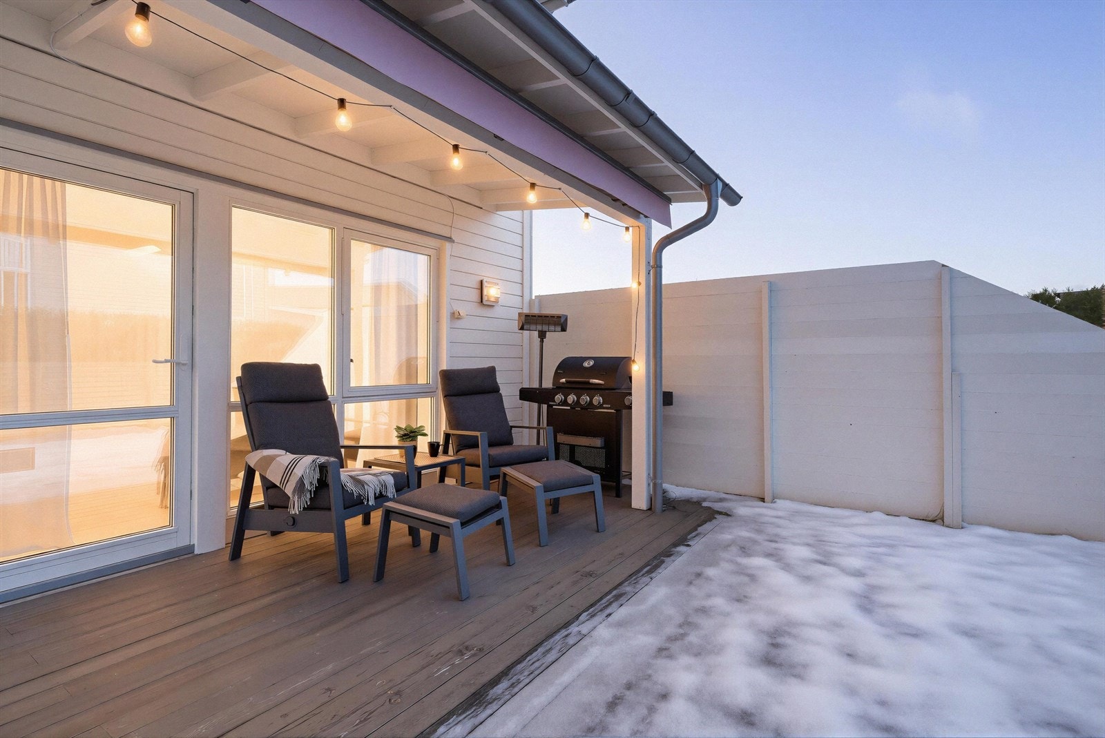 Boligen fremstår som en lekker enebolig i rekke fra 2019 tilknyttet Bjørnstadenga II borettslag. Boligen har to flotte uteplasser, en på hver side av boligen. Til sammen er uteplassene 50 kvm store. Galleribilde