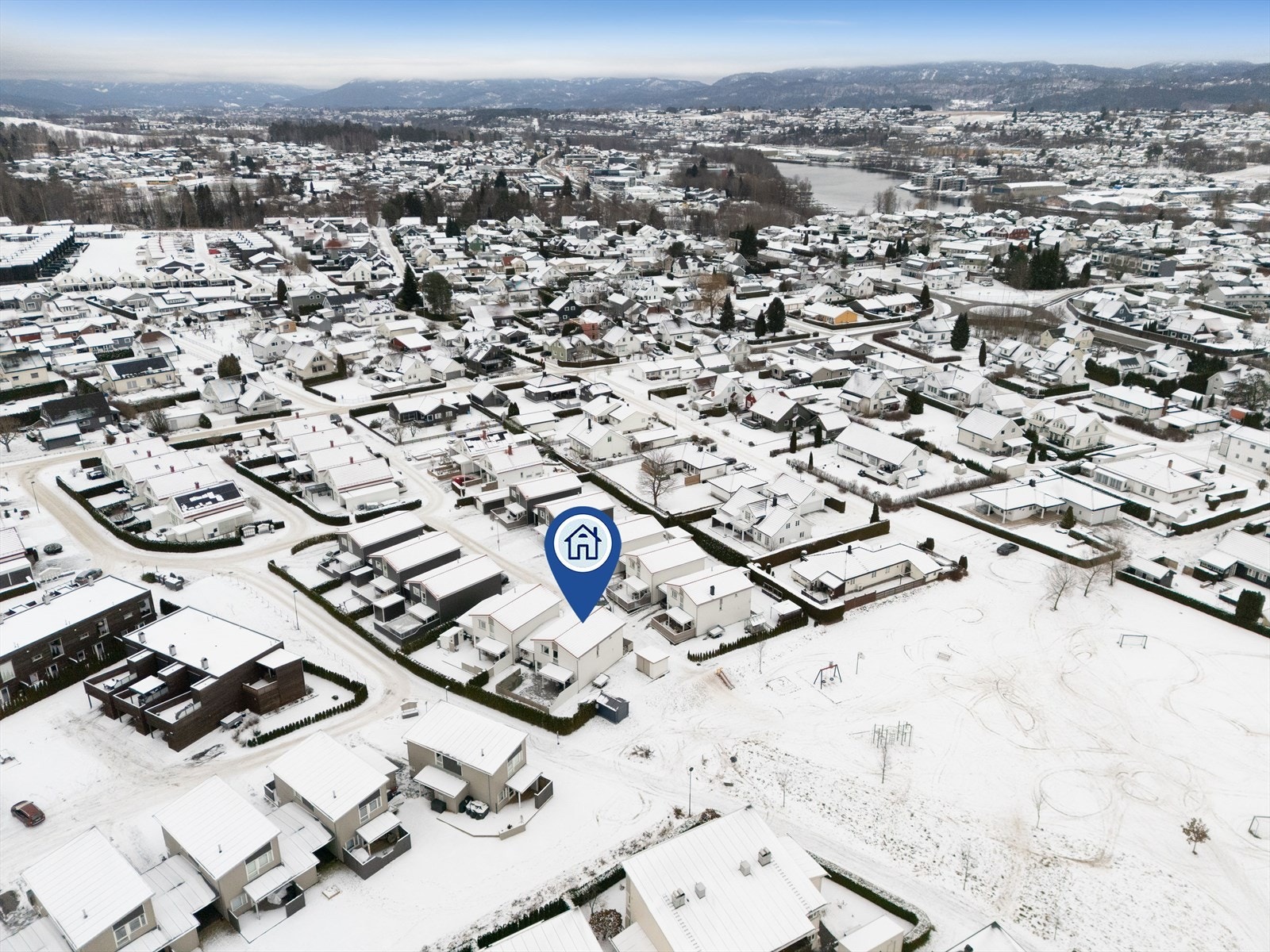 Fra boligen er det kort avstand til skole, barnehage, fritidsaktiviteter på Tollnes, idrettsbaner ved Pors stadion, samt GS-Senteret, Porselensfabrikken og PP-senteret med blant annet butikker og treningssenter. Galleribilde
