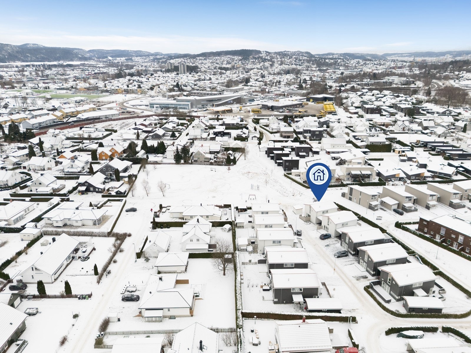 Det er også kort vei til Porsgrunn sentrum med kafèer, restauranter og arrangementer, samt Down Town kjøpesenter og Porsgrunn stasjon med gode tog- og bussforbindelser. Galleribilde