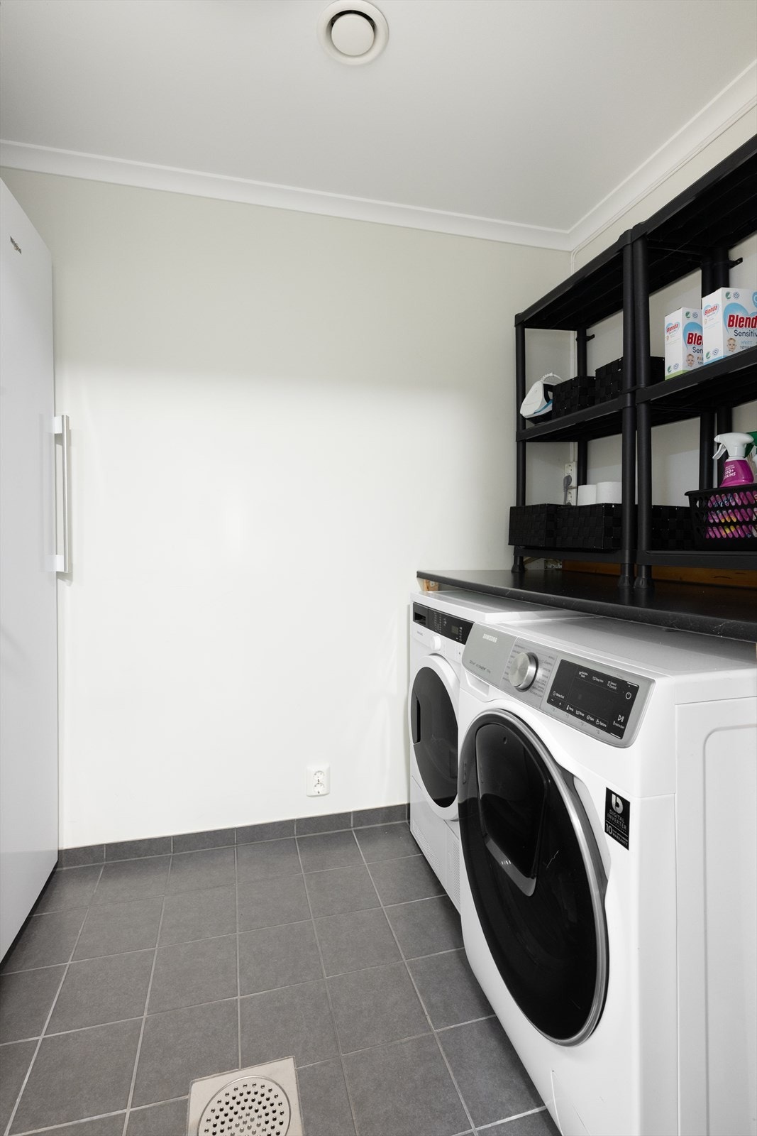 Vaskerommet har fis på gulv og vegger. På vaskerommet er det en kjekk benkeplate og opplegg for vaskemaskin.
Det er varmekabler i gulv og balansert ventilasjon. Galleribilde