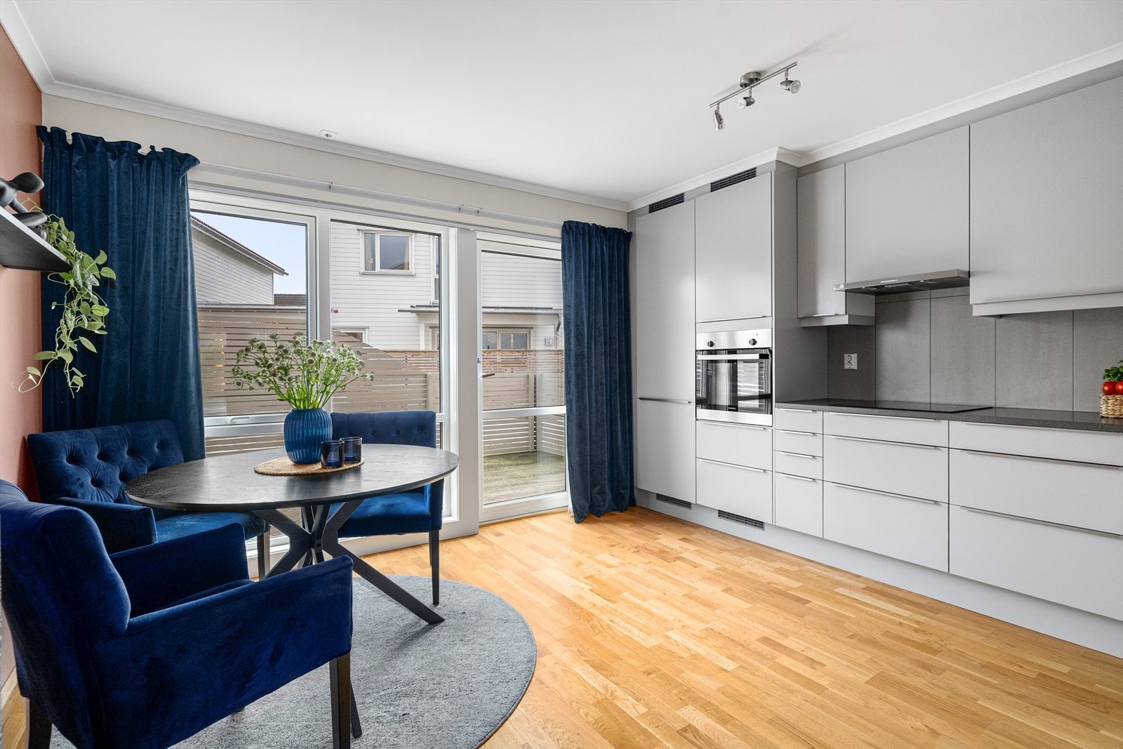 Kjøkkenet har en pen og stilren innredning fra Marbodal med slette fronter og noe glasskap, samt laminert benkeplate. På kjøkkenet er det også god plass til et spisebord. Galleribilde