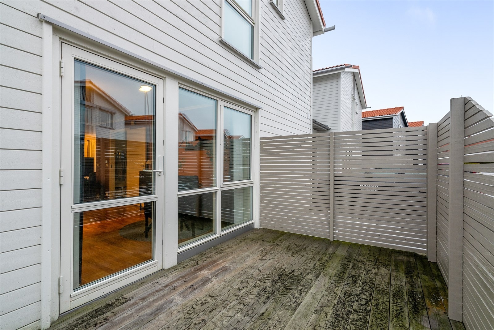 Uteplassen har plass til utemøbler og har levegger for skjerming. Galleribilde