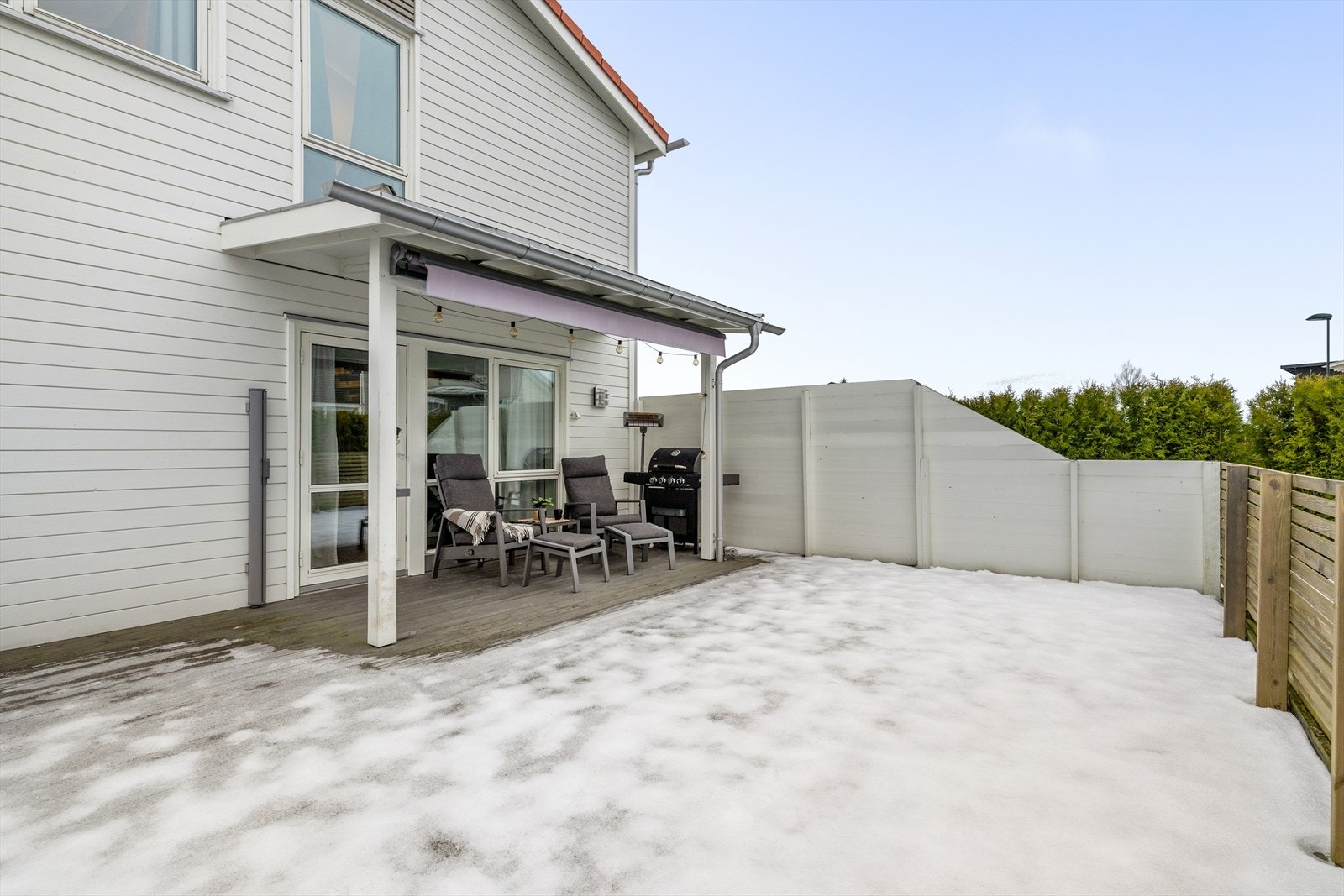 Med utgang fra stuen ligger den største uteplassen. En mindre del av uteplassen er overbygget, og det er levegg og rekkverk for skjerming. Her ifra er det også direkte adkomst til den disponible hagedelen. Galleribilde