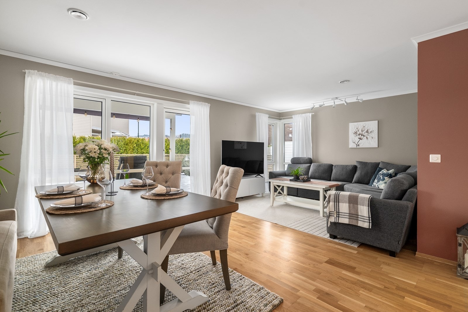 Boligen har god planløsning fordelt over to etasjer og pene, gjennomgående overflater med parkett på gulv og slette overflater på vegger i store deler av boligen. Stilren kjøkkeninnredning fra Marbodal med integrerte hvitevarer. To pene flislagte bad. Galleribilde