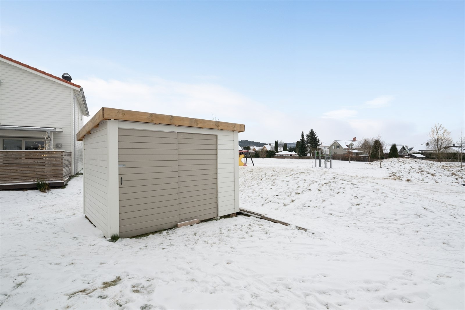 I tillegg disponerer boligen en frittstående utebod. Galleribilde