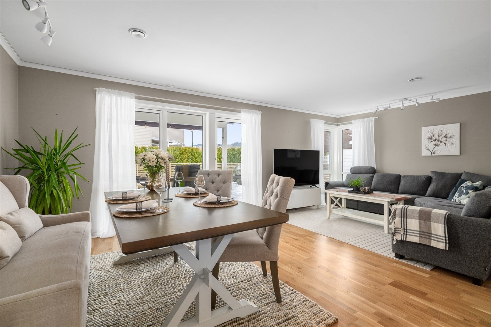 Boligen fremstår som en lekker enebolig i rekke fra 2019 tilknyttet Bjørnstadenga II borettslag. Boligen har to flotte uteplasser, en på hver side av boligen. Til sammen er uteplassene 50 kvm store. Galleribilde