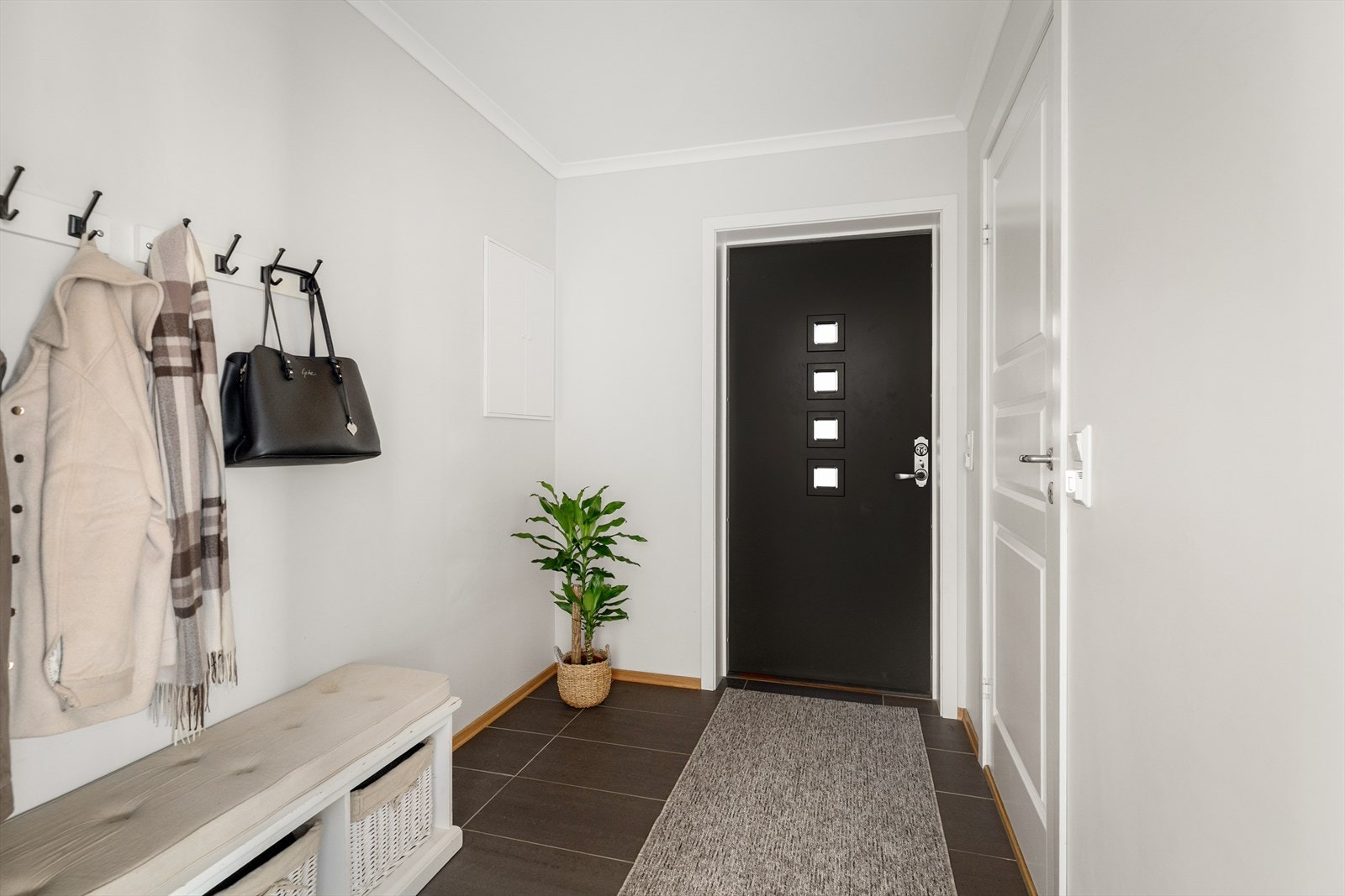 Entreen har praktiske flis på gulv, og god plass til sko og oppheng av yttertøy. Fra entreen er det inngang til bad og vaskerom. Galleribilde