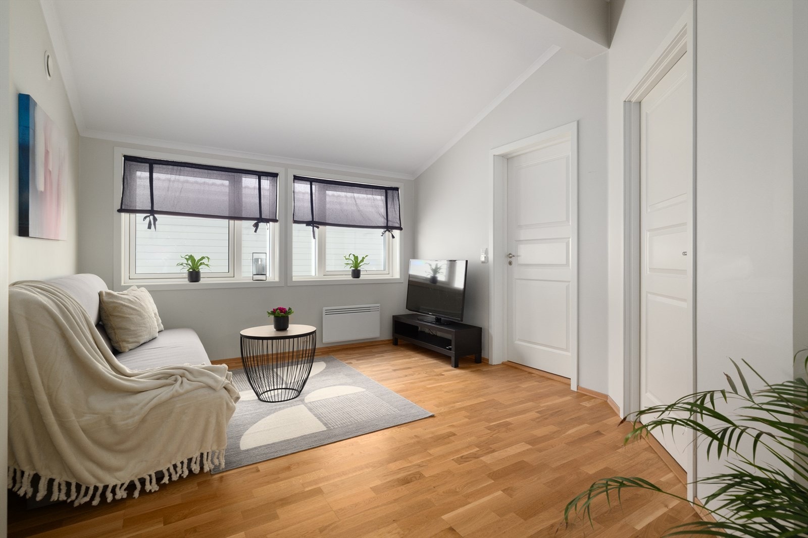 Loftstuen er lys og hyggelig, og har plass til en tv-krok eller annet ønskelig møblement. Galleribilde