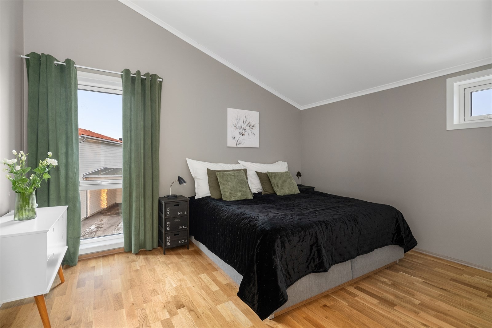 Master bedroom er av god størrelse med god plass til dobbeltseng, garderobe og annet soveroms møblement. Galleribilde