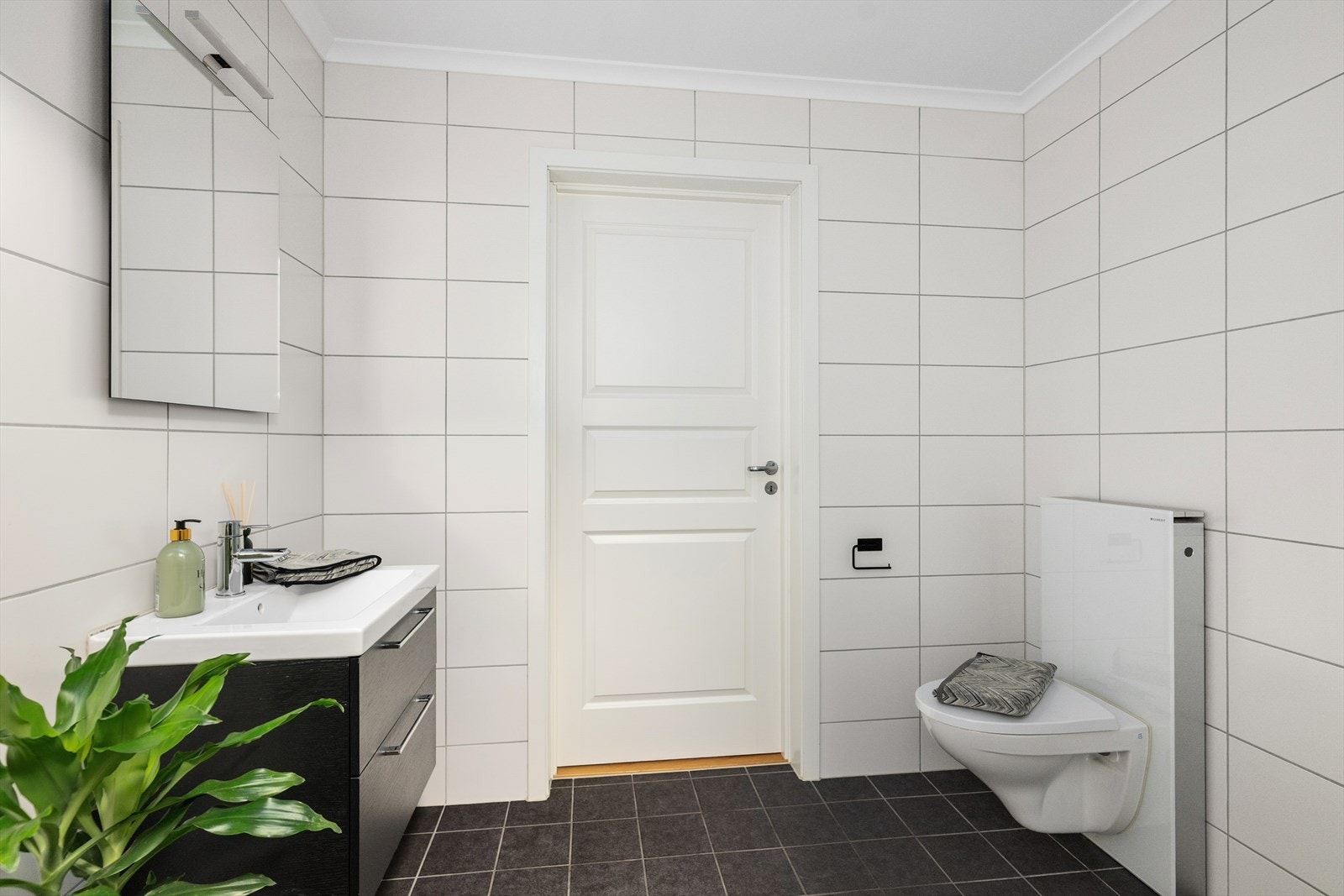 I tilknytning til badet har boligen et praktisk og separat vaskerom. Galleribilde