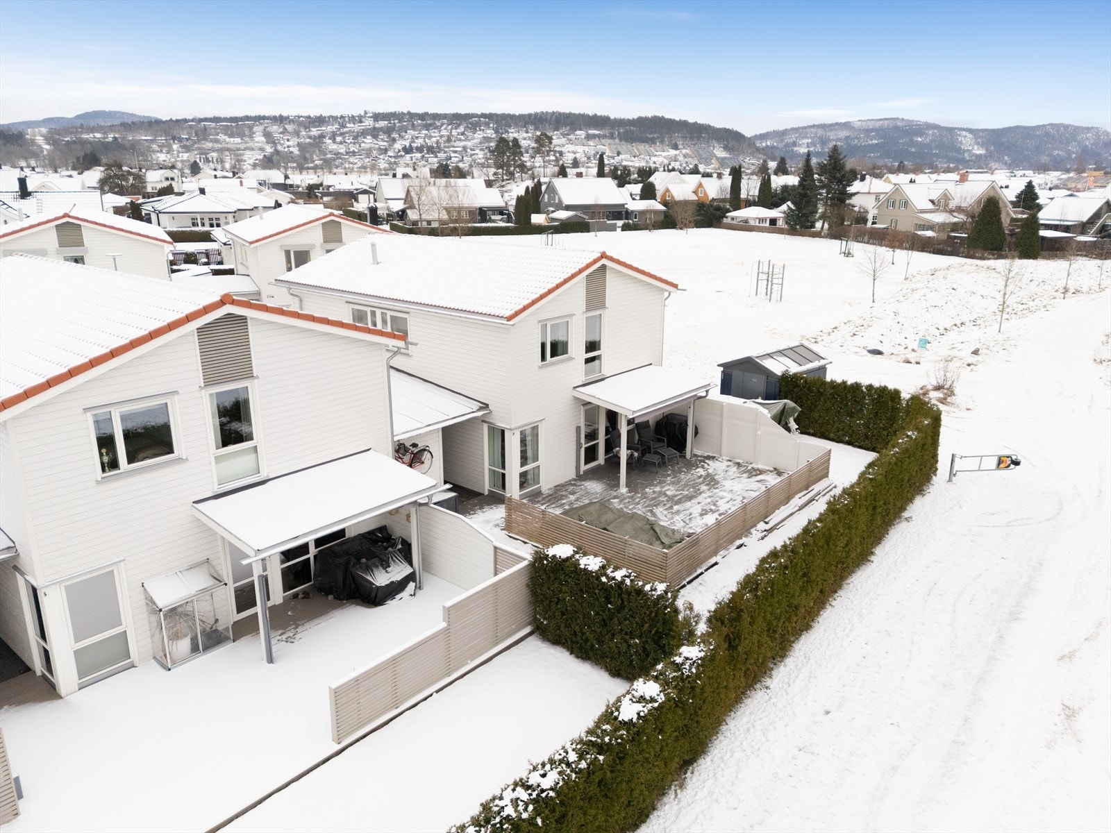Beliggende fint til i et barnevennlig og sentralt boligområde med nærhet til skole, barnehage og idrettsanlegg, samt butikker og fine turområder. Galleribilde
