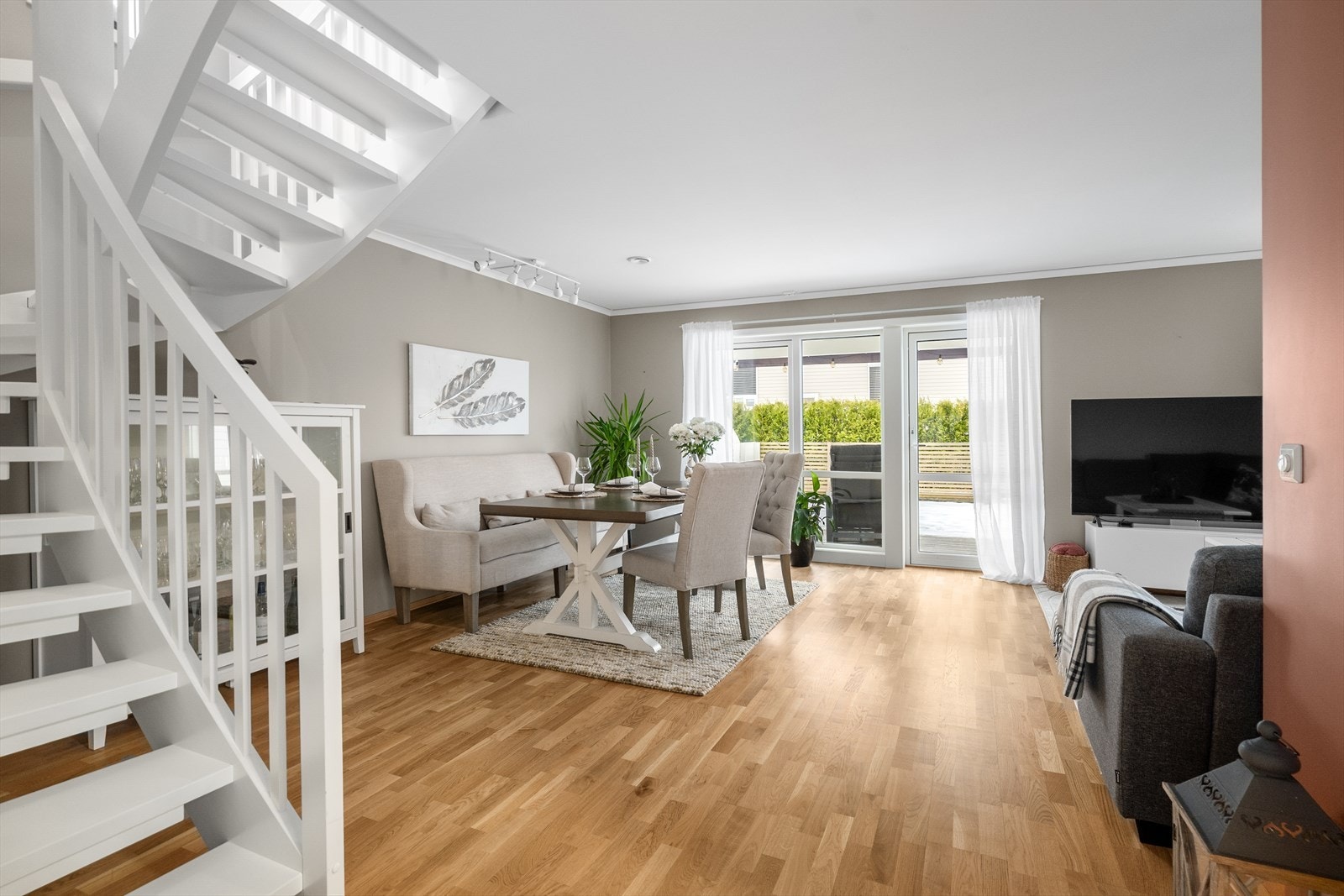 Fra stuen er det trapp opp til boligens 2. etasje som inneholder loftstue, tre soverom, bad og bod. Galleribilde