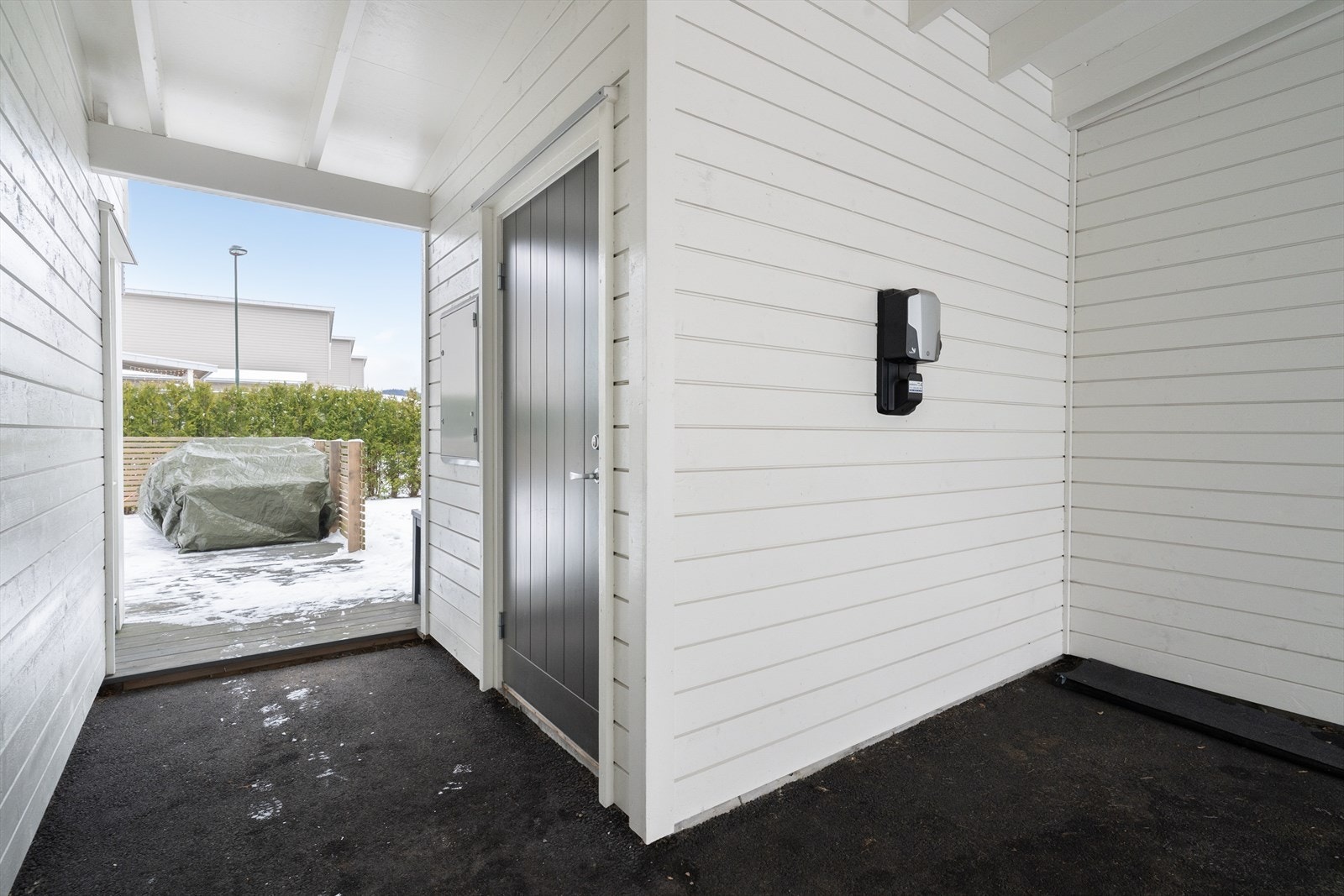 Den utvendige boden har inngang fra carporten, og har enkel adkomst fra hagedelen og gårdsplassen. Galleribilde