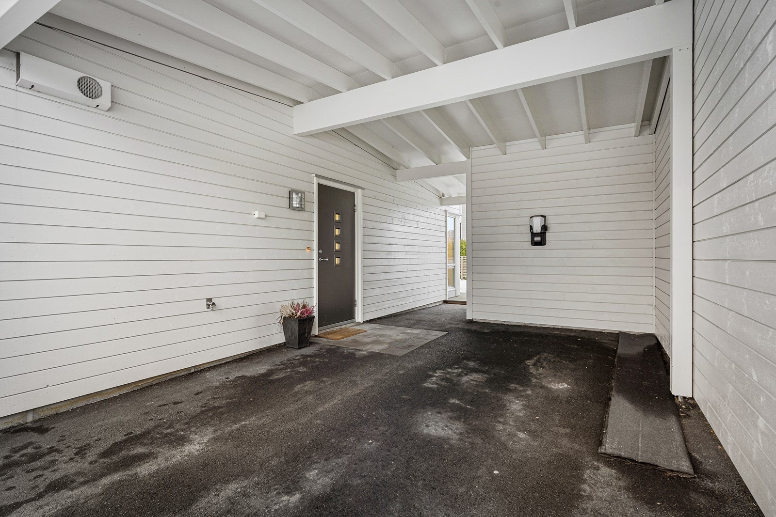 I direkte tilknytning til inngangsdøren ligger carporten - praktisk og lettvint!
I carporten er det også montert elbillader. Galleribilde