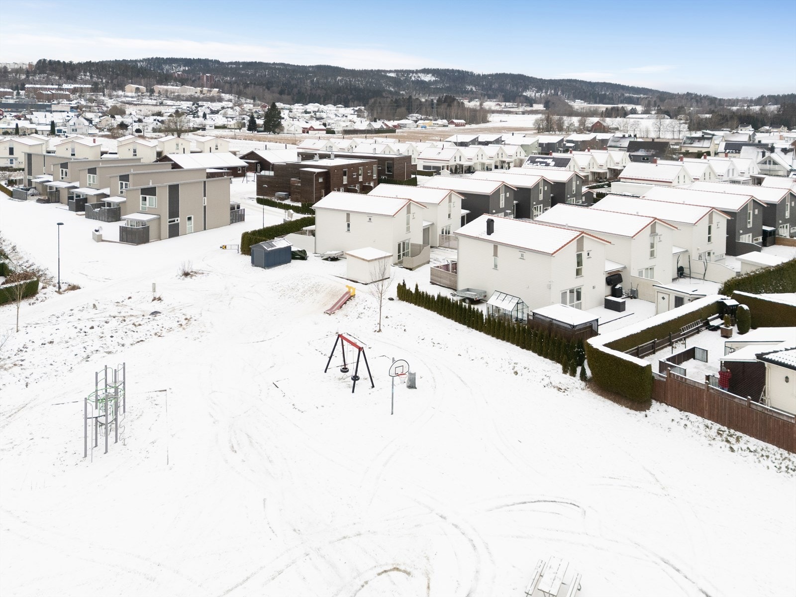 I umiddelbar nærhet til boligen er det et stort friområdet som i dag benyttes til lekeplass med blant annet lekeapparater og fotballbane. Galleribilde