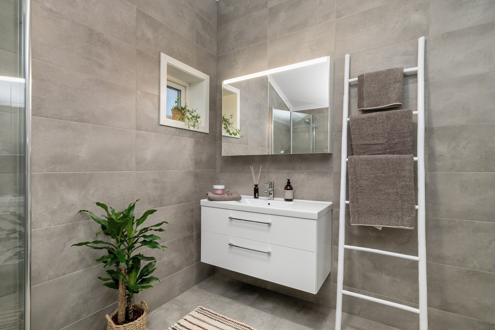 Det er varmekabler i gulv og balansert ventilasjon. Galleribilde