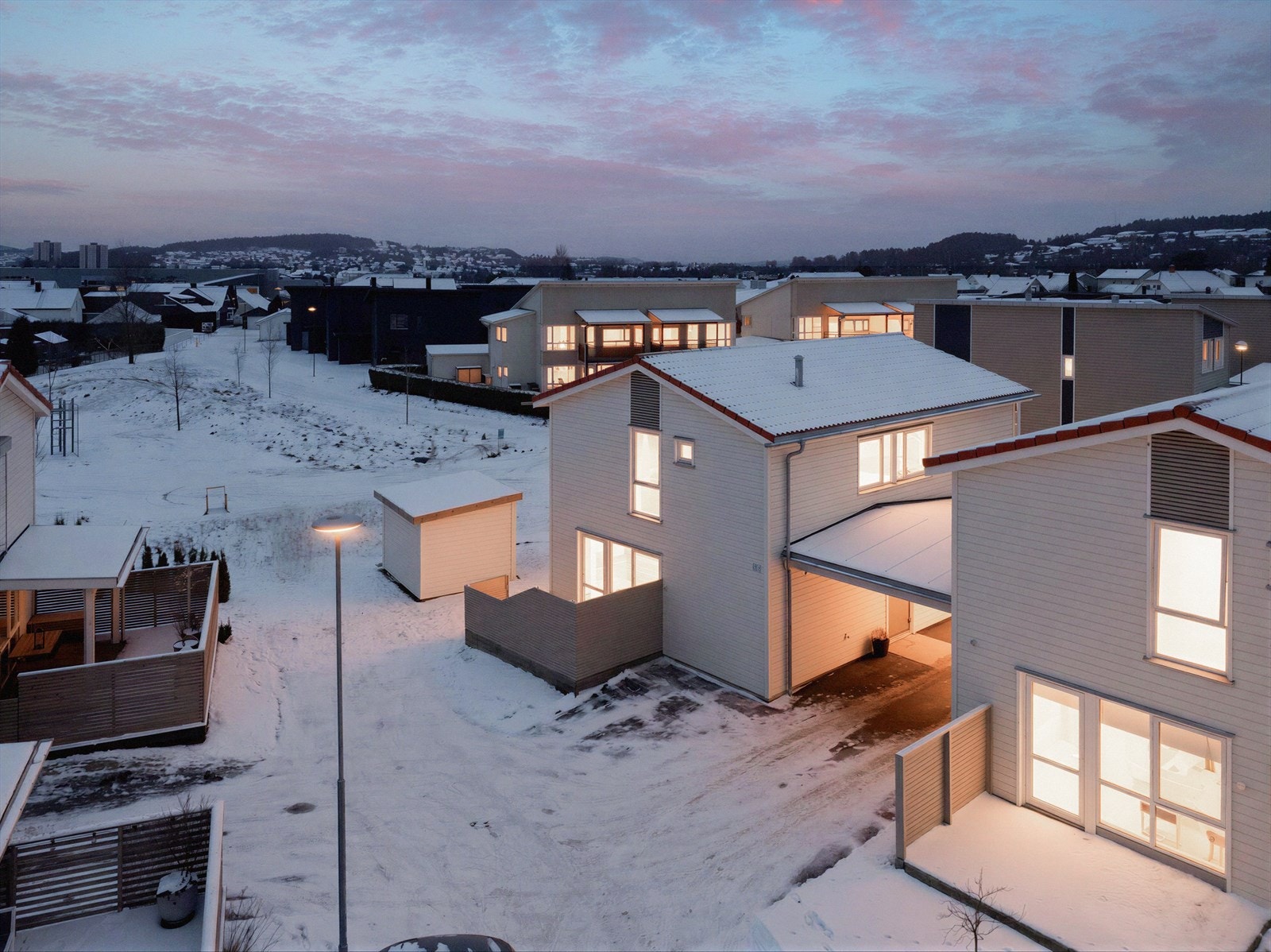 Her bor du barnevennlig og sentralt med gangavstand til skole, barnehage, dagligvare og sentrum. Galleribilde