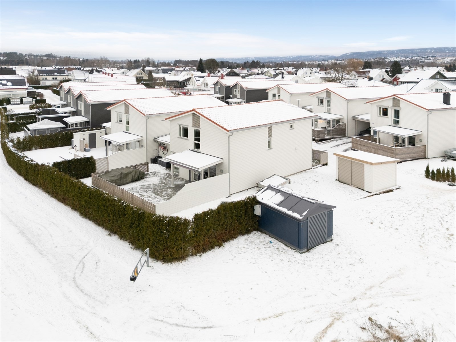 Boligen har en disponibel hagedel med terrasse og gressplen. Hagedelen er pent rammet inn med tujahekk. Galleribilde