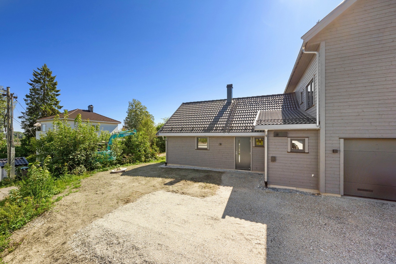 Det medfølger en fast biloppstillingsplass med elbillader like utenfor inngangsdøra. Galleribilde