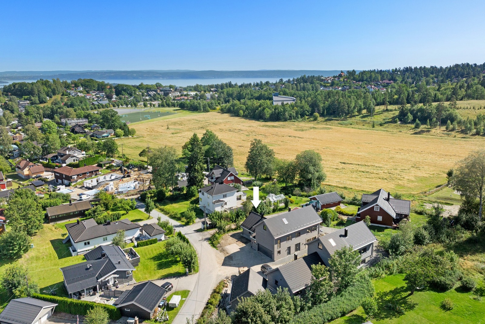 Eiendommen har en fantastisk beliggenhet nær skoler, barnehager, buss og dagligvarebutikk. Galleribilde