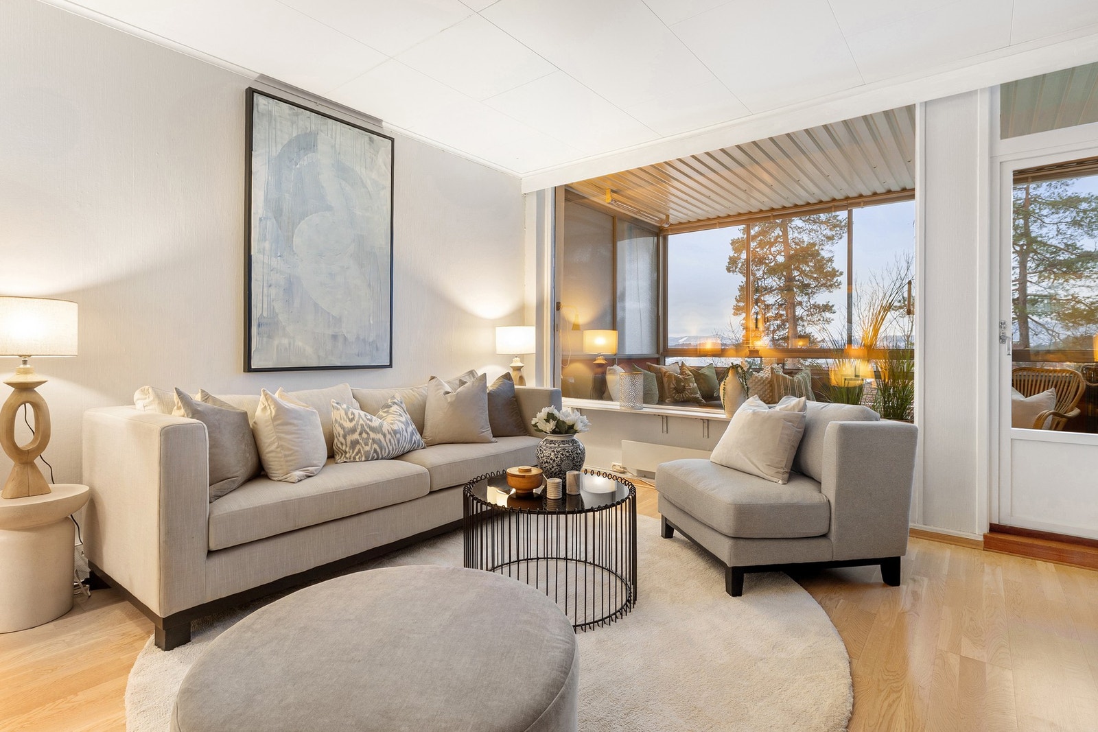 Flott innglasset balkong/vinterhage som forlenger utesesongen, og gir et totalt bruksareal på ca. 74 kvm. Galleribilde