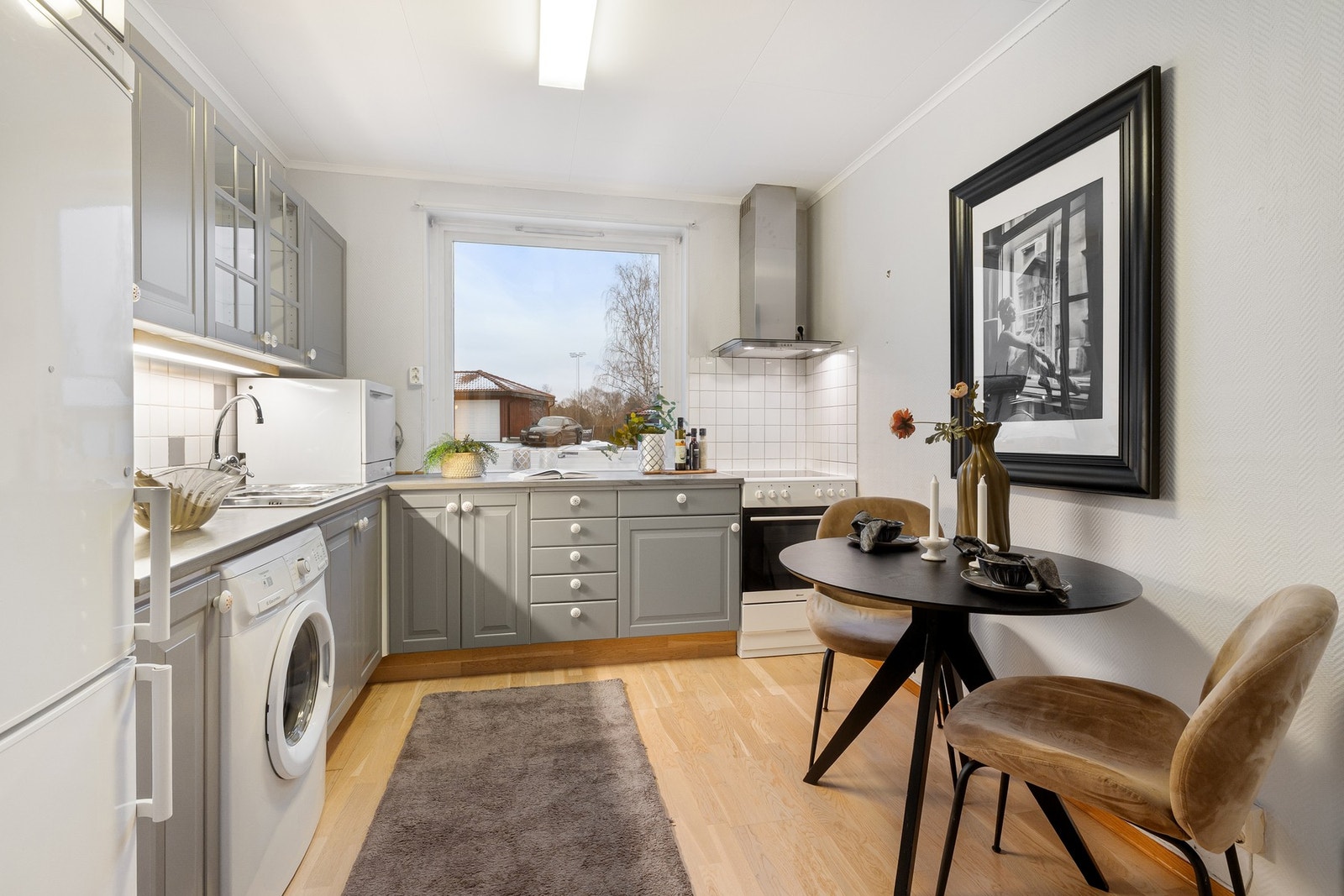 Fra stuen tar men seg inn til et adskilt kjøkken. Galleribilde