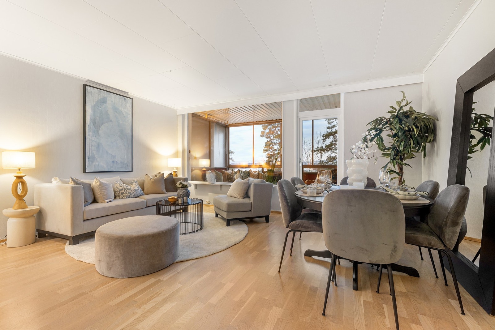 Store vindusflater mot sørvest som slipper inn rikelig med naturlig lys. Galleribilde