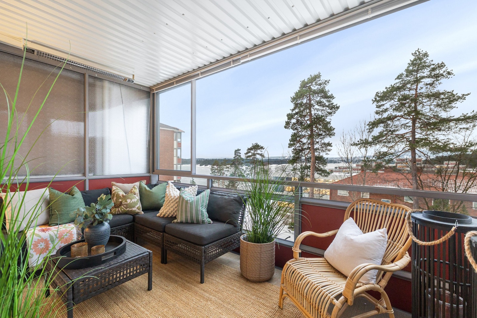 Leiligheten har en god og gjennomgående planløsning, praktisk beliggende i byggets 1. etasje. Barnevennlig og rolig område uten gjenboere. Galleribilde