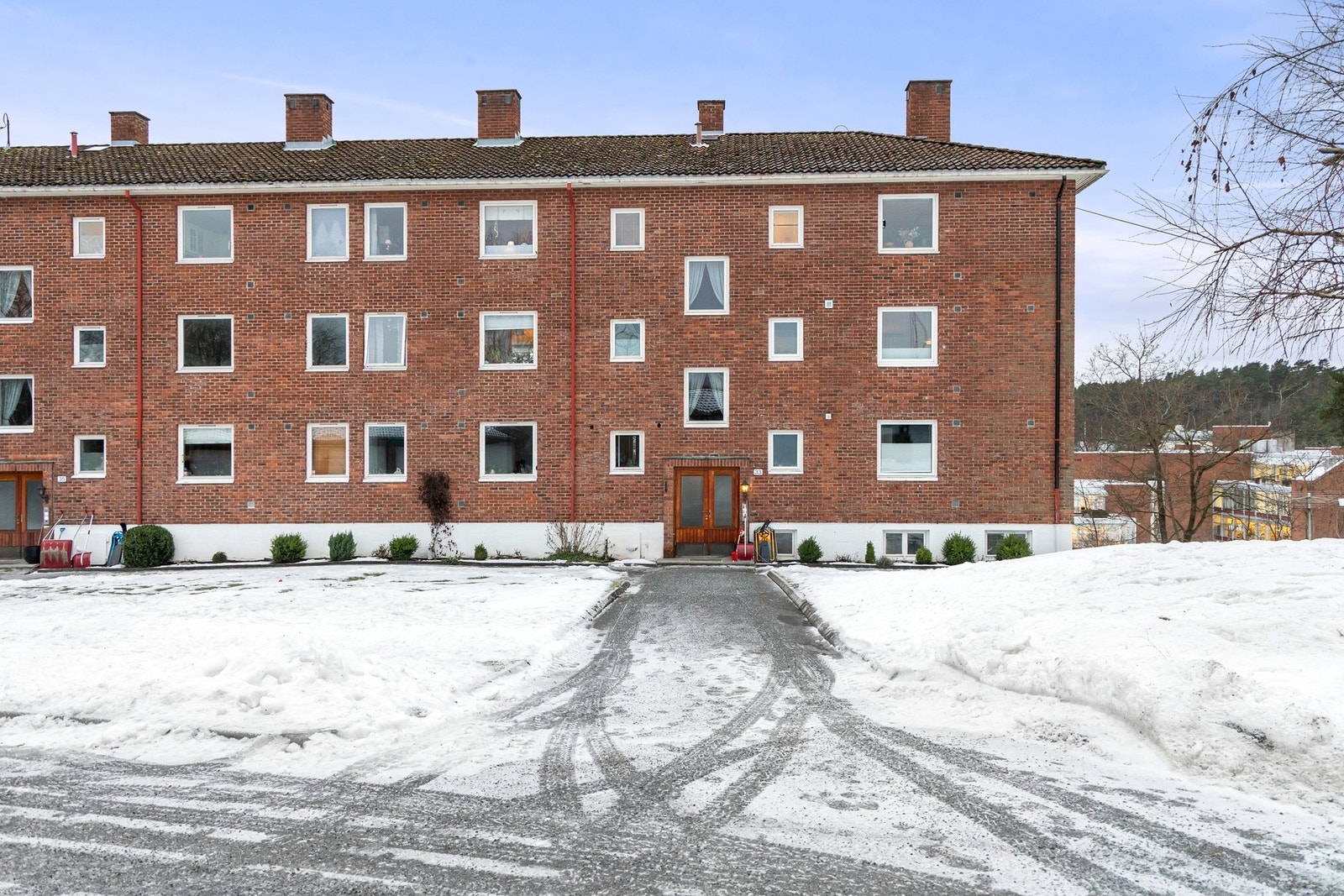 Leiligheten er en del av et sameie, bestående av 2 bygg med 23 seksjoner - bygget i 1965/66. Galleribilde