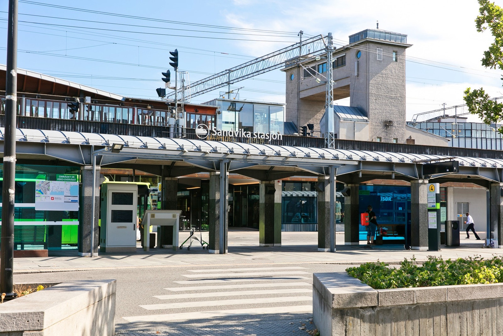 Nærområdet - Kort avstand til Sandvika stasjon med gode togforbindelser, noe som gjør området attraktivt for pendlere. Galleribilde