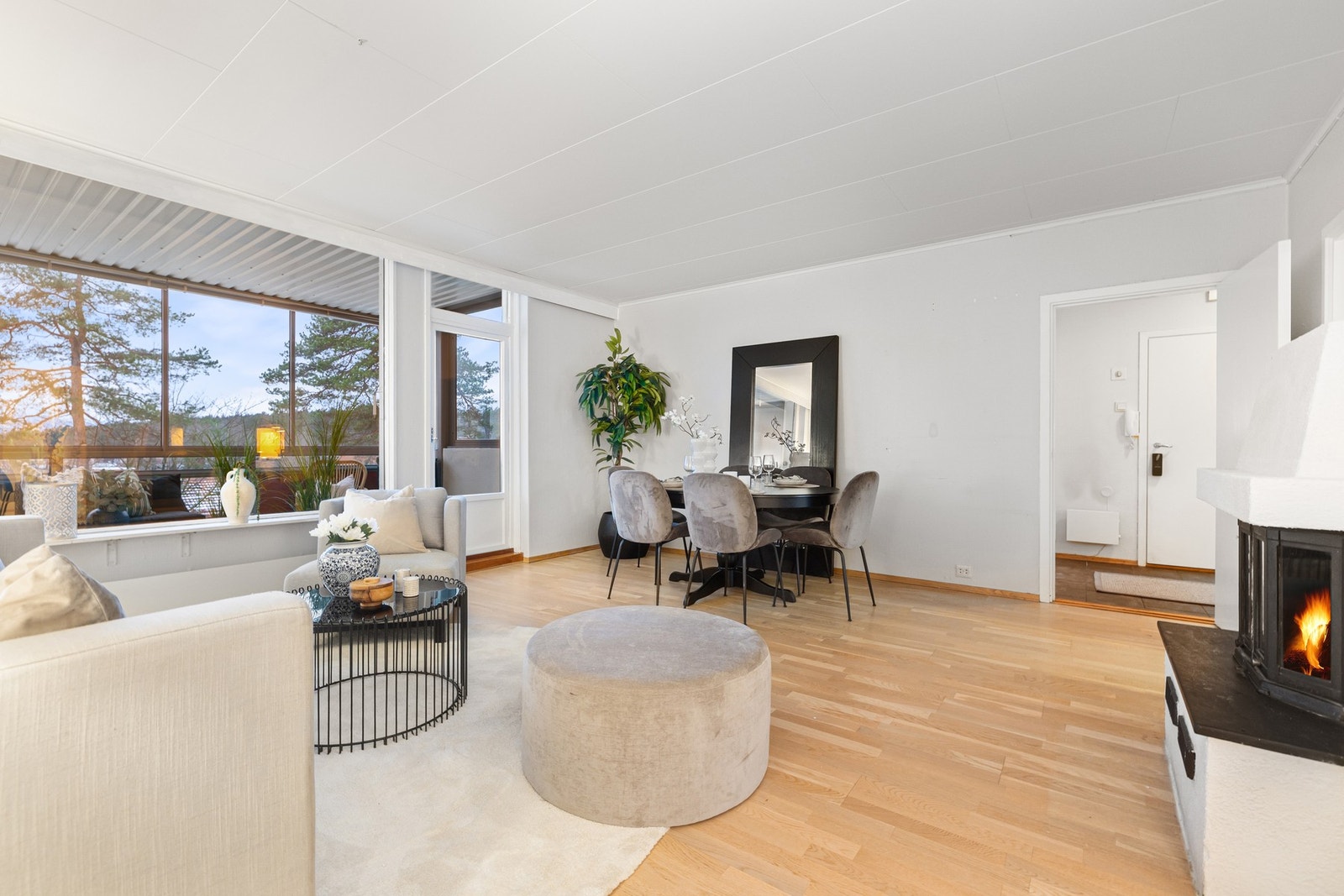 Et stort, sosialt allrom med god plass til både sittegruppe og spisebord. Galleribilde