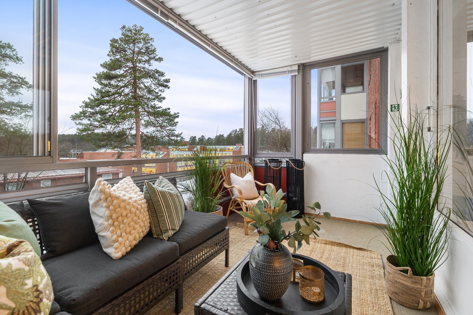 Praktiske skyvvedørsglass som gjør at man kan skjerme og åpne etter vær og ønske. Galleribilde