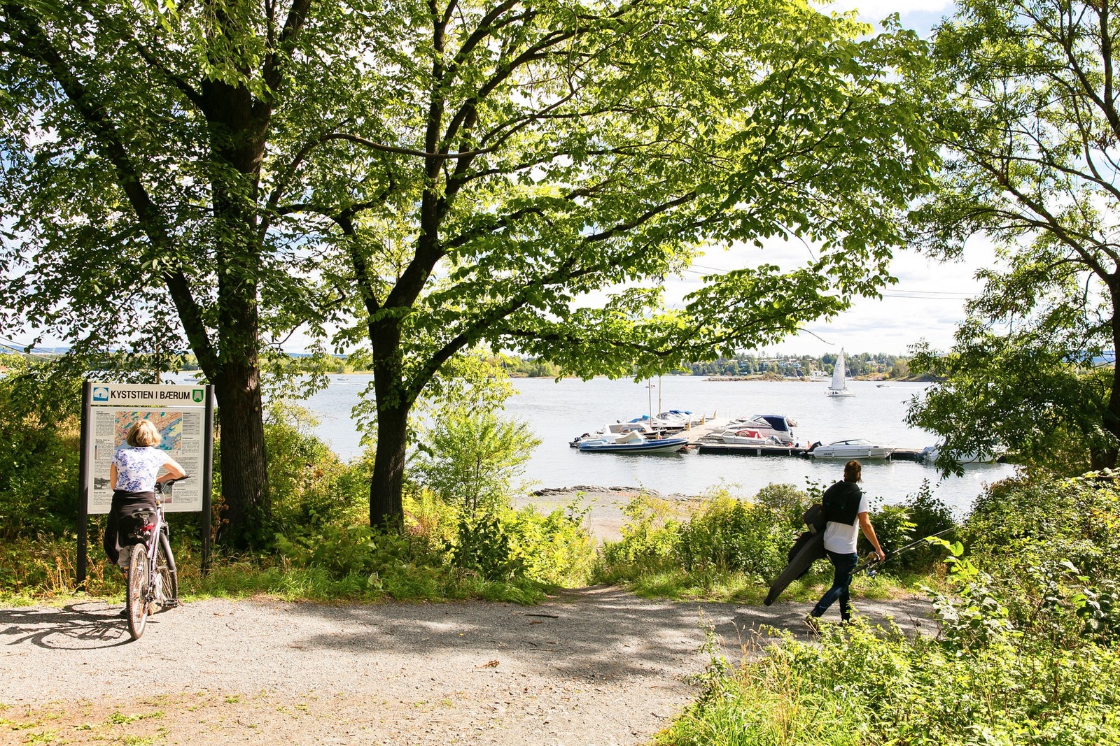 Nærområdet - Kyststien i Bærum er et 22 km langt nettverk langs kysten, som strekker seg fra Bjørnsvika, gjennom Sandvika (med avstikkere til bl.a. Kadettangen/Kalvøya), til Fornebu og Lysaker Galleribilde