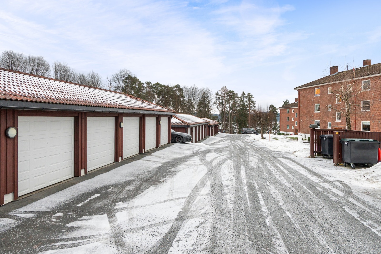 Det medfølger frittstående garasje i rekke. Det ligger en elbil-lader i garasjen, men den er ikke montert. Se pkt. "parkering" i salgsoppgaven for ytterligere informasjon vedr. lader. Galleribilde