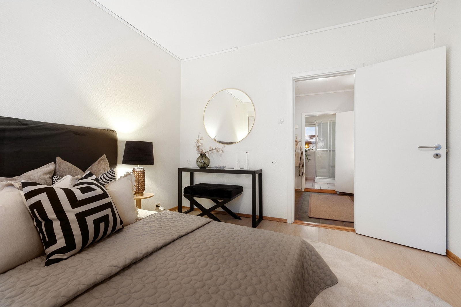 Det største soverommet ligger i tilknytning til entreen. Galleribilde