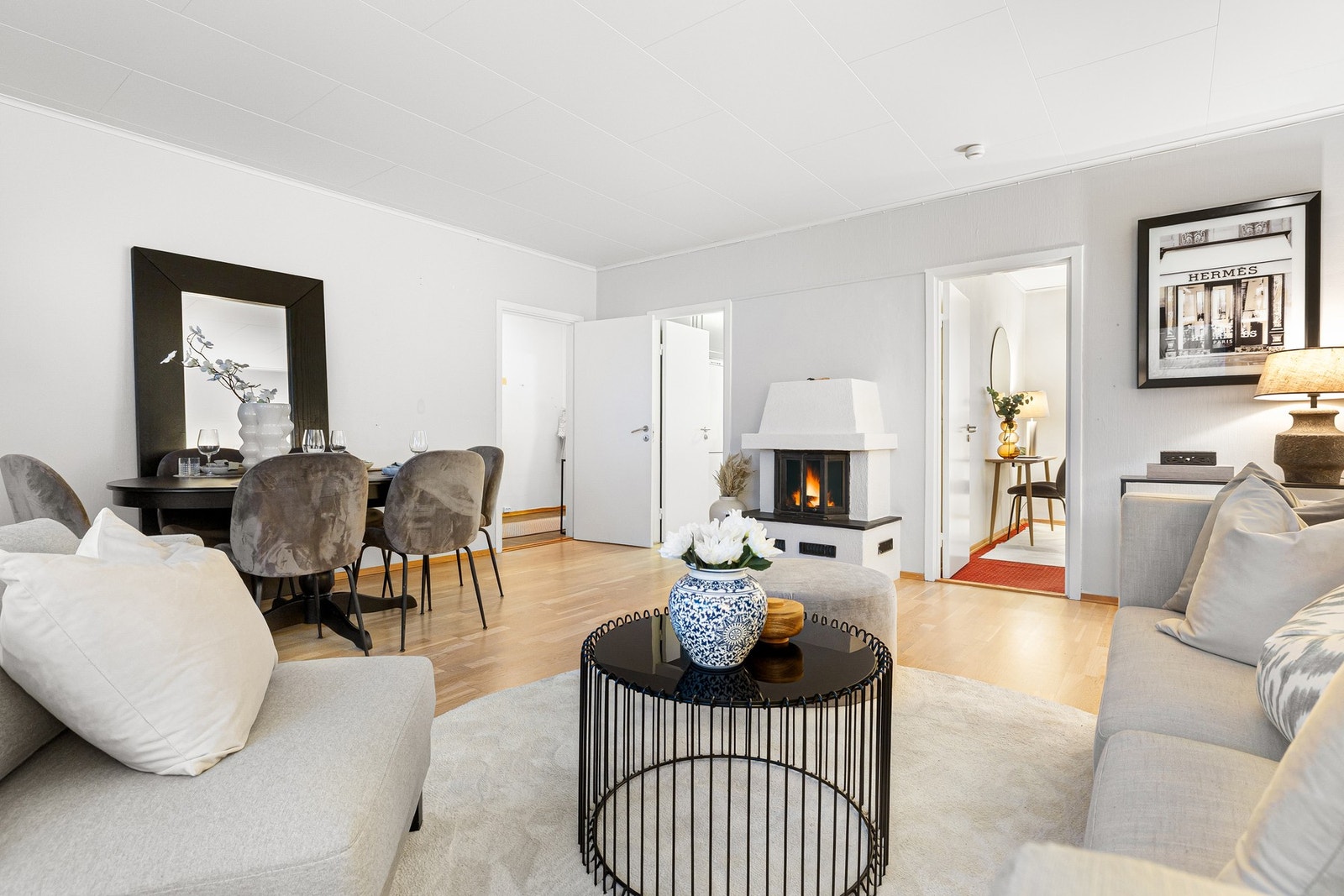 Lyse vegger og parkett i gulv. Galleribilde