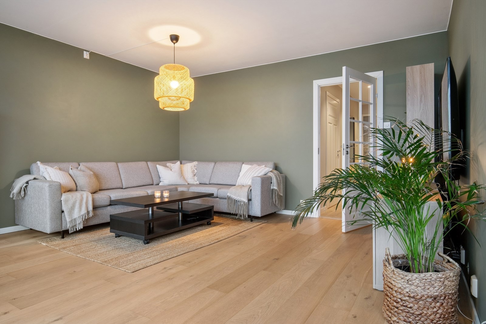 Stuens planløsning gjør det enkelt å møblere etter eget ønske. Galleribilde