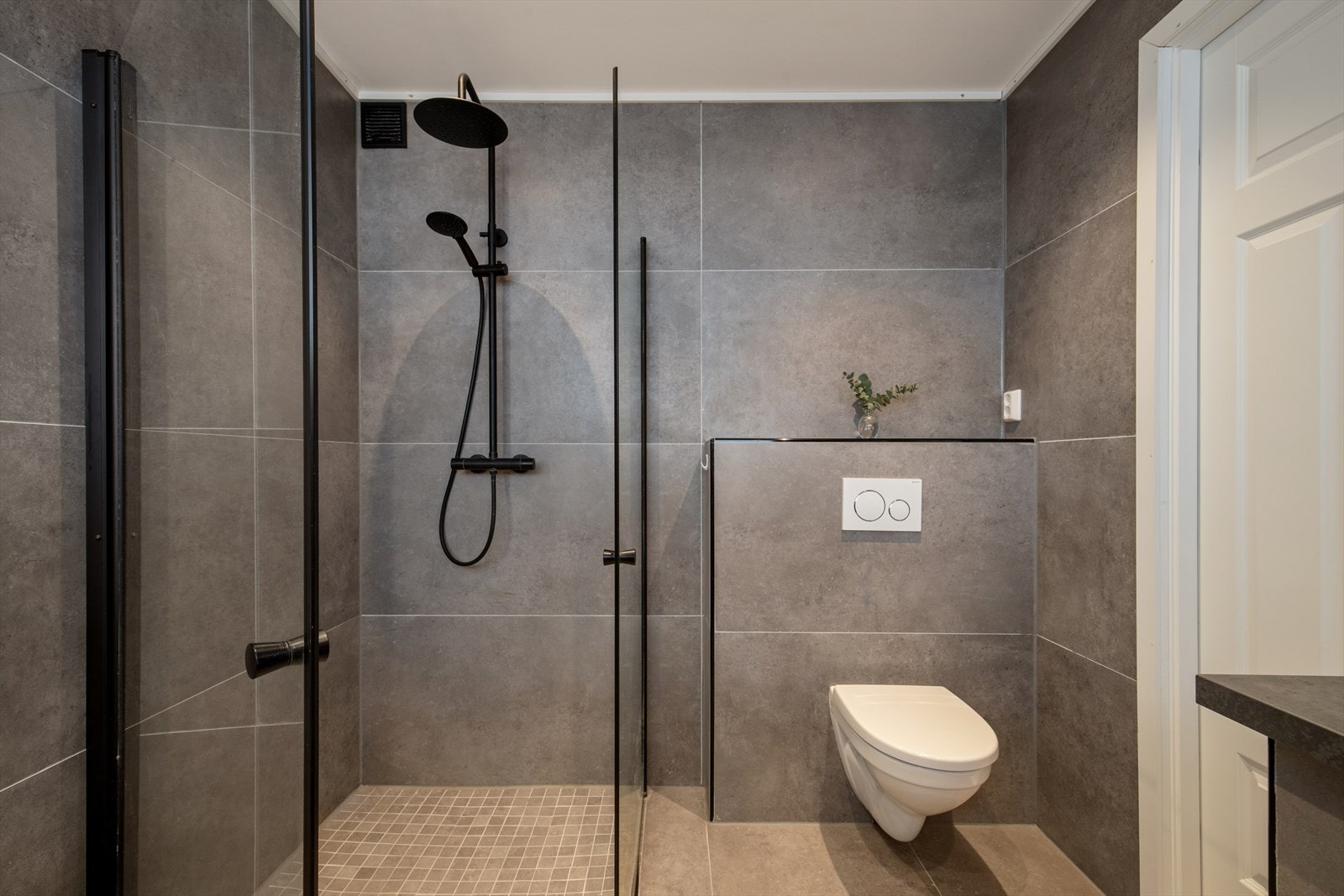 Stilrent baderom med elektriske varmekabler i gulv. Badet er flislagt på gulv og vegger, oppgradert i 2020. Galleribilde