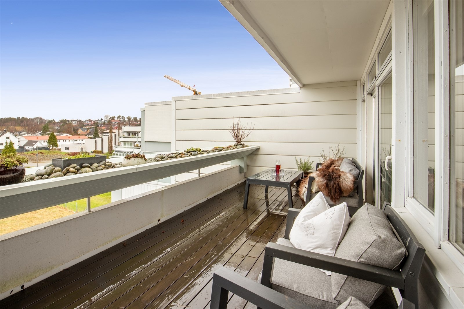 Leiligheten har en romslig vestvendt balkong på 18 m² hvor man kan nyte kveldssolen. Galleribilde