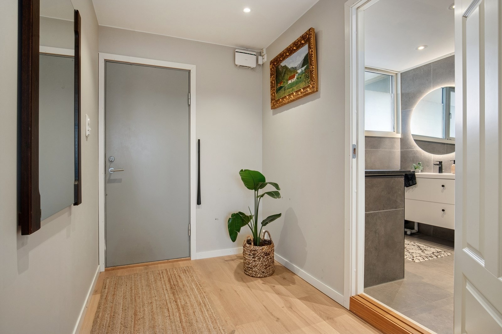 Romslig gang med inngang til baderom. Galleribilde