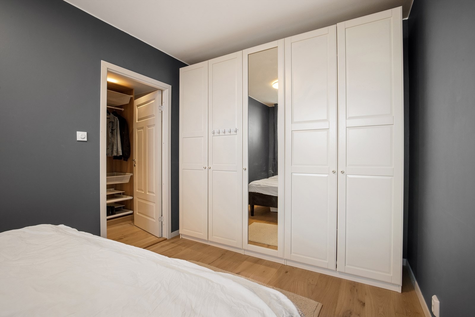 Soverommet er innredet med stort garderobeskap med god skapplass. Galleribilde